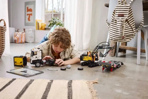 Lego 42175 Техник Грузовик Volvo FMX и экскаватор EC230