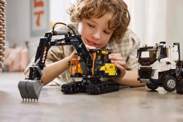 Lego 42175 Техник Грузовик Volvo FMX и экскаватор EC230