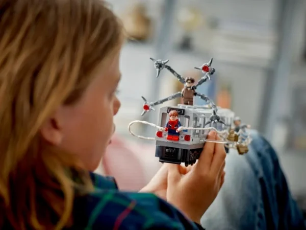 Lego 76321 Супер Герои Человек-паук против Доктора Осьминога на поезде метро