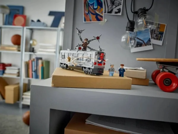 Lego 76321 Супер Герои Человек-паук против Доктора Осьминога на поезде метро