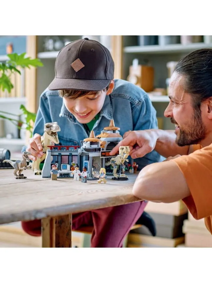 Lego 76961 Jurassic World Центр для посетителей: Т-рекс против Раптора — изображение 13