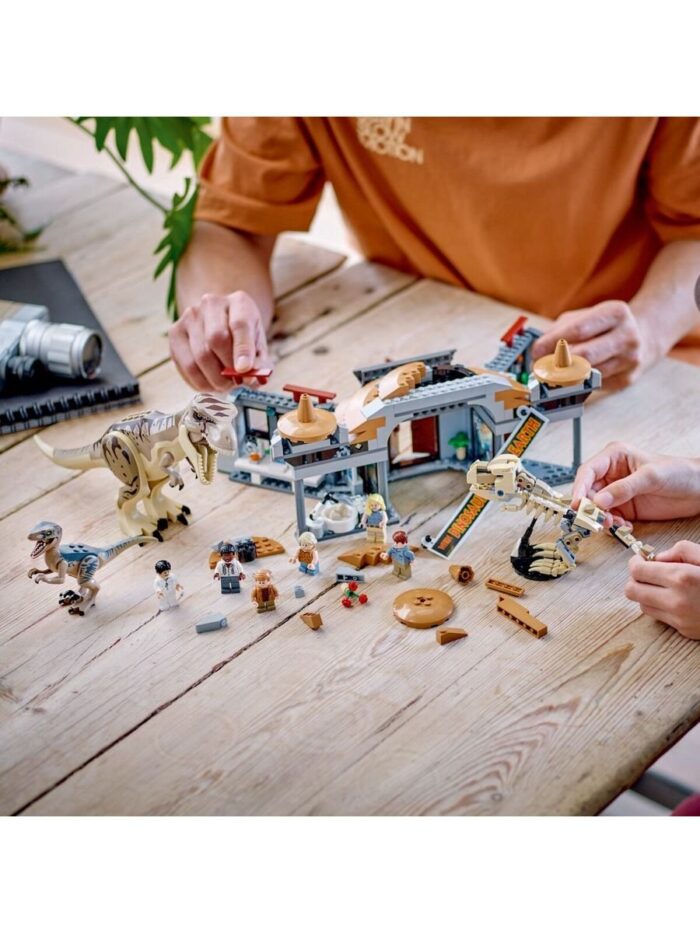 Lego 76961 Jurassic World Центр для посетителей: Т-рекс против Раптора — изображение 14